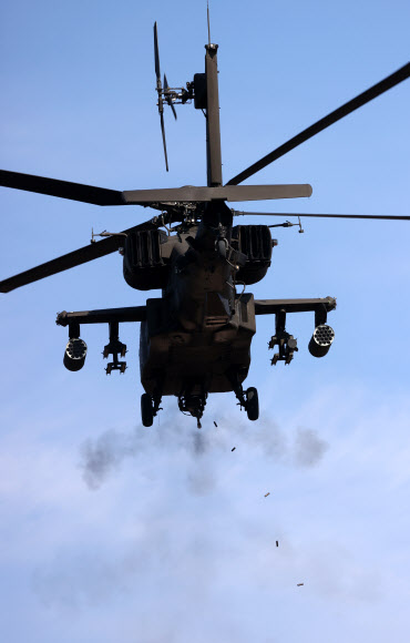 14일 경기도 포천시 미군 로드리게스 훈련장에서 열린 미 제2전투항공여단과 육군항공작전사령부 제2항공여단 합동 훈련에서 미군 아파치 헬기가 기관총 사격을 하고 있다. 2023.11.14  연합뉴스