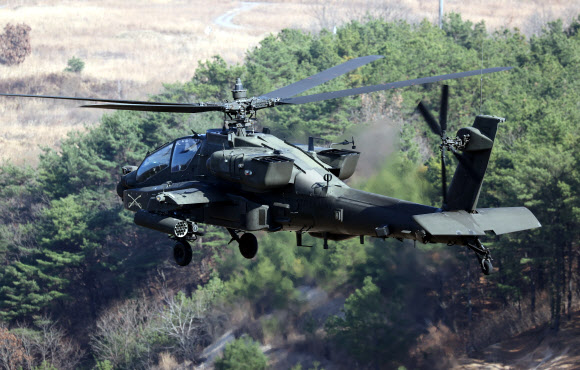 14일 경기도 포천시 미군 로드리게스 훈련장에서 열린 미 제2전투항공여단과 육군항공작전사령부 제2항공여단 합동 훈련에서 미군 아파치 헬기가 기동 훈련을 하고 있다. 2023.11.14  연합뉴스