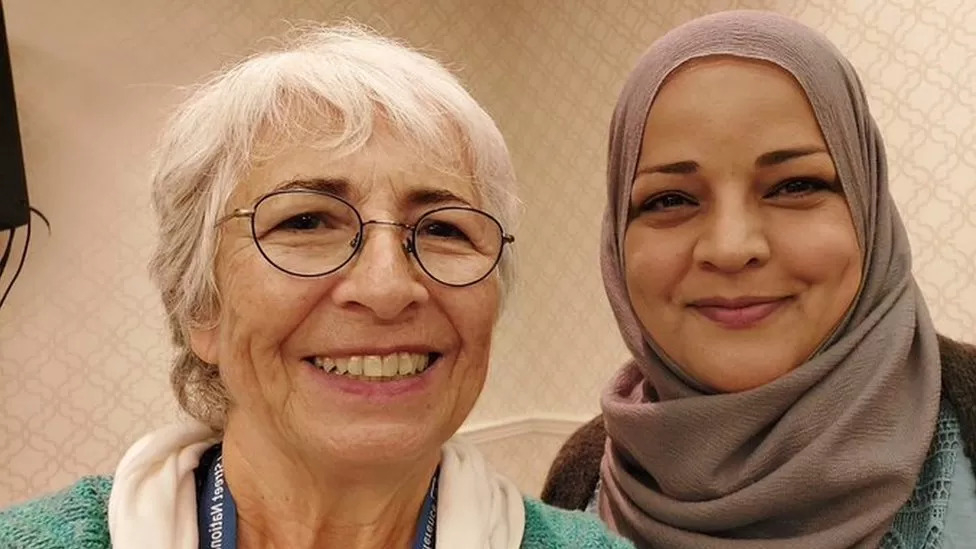 비비안 실버가 아랍계 여성과 밝은 웃음을 짓고 있다. 이스라엘 외무부 제공