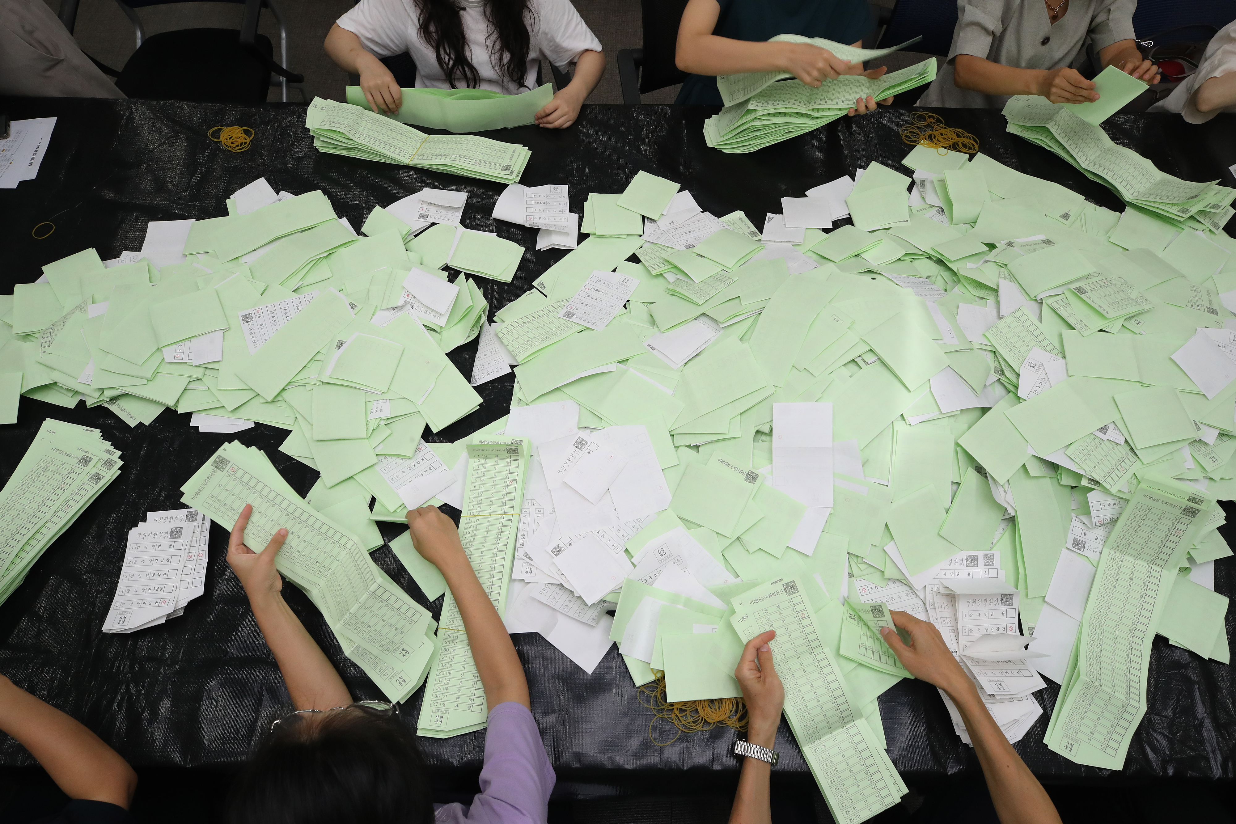 내년 4월 10일 실시되는 제22대 국회의원선거를 앞두고 20일 오후 대구시선거관리위원회에서 열린 개표실습에 참가한 구·군 선관위 직원 등 선거 관계자들이 모의 투표용지를 분류하고 있다. 뉴스1