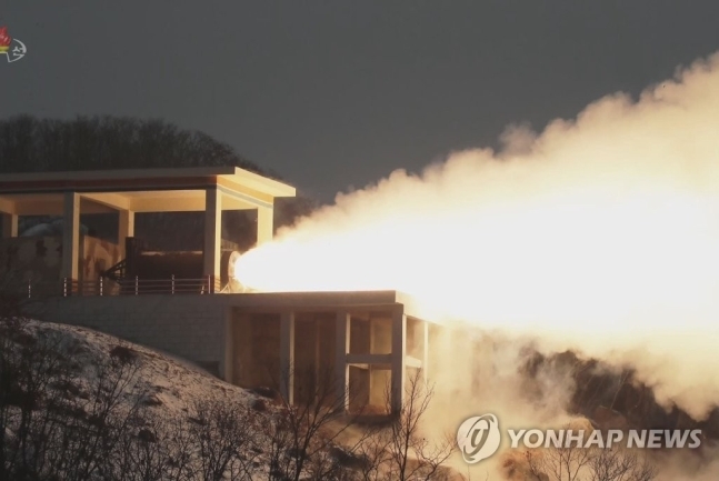 북한의 지난해 신형 고체ICBM용 엔진시험 모습. 연합뉴스