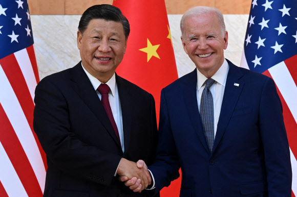 조 바이든(오른쪽) 미국 대통령과 시진핑 중국 국가주석이 지난해 11월 인도네시아 발리에서 열린 아시아태평양경제협력체(APEC) 정상회의 참석을 계기로 미중 정상회담을 갖고자 악수를 나누고 있다. 발리 AFP 연합뉴스