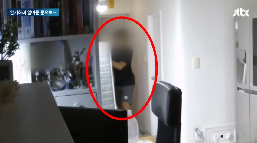 지난달 31일 경기 광명시 한 아파트에서 혼자 사는 여성의 집에 무단침입한 이웃 남성. JTBC 보도화면 캡처