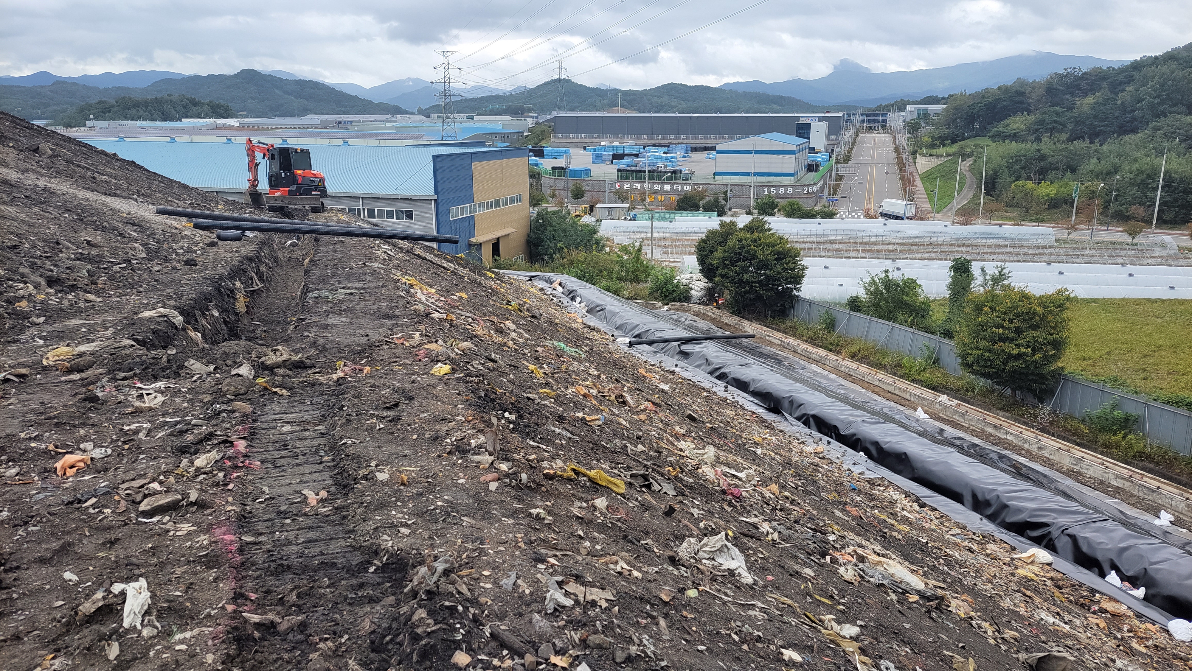 경북 성주산업단지 내 지정폐기물매립장이 전국에서 반입한 폐기물로 산더미를 이루고 있다. 성주군 제공