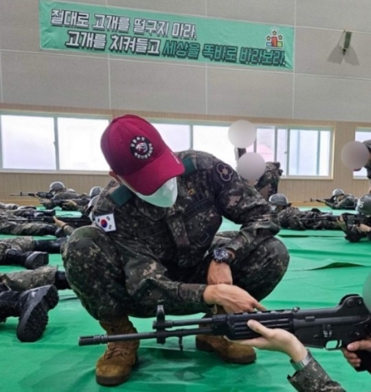 조교로 복무 중인 제이홉이 훈련병들에게 사격 기본자세를 지도하는 모습. 더캠프