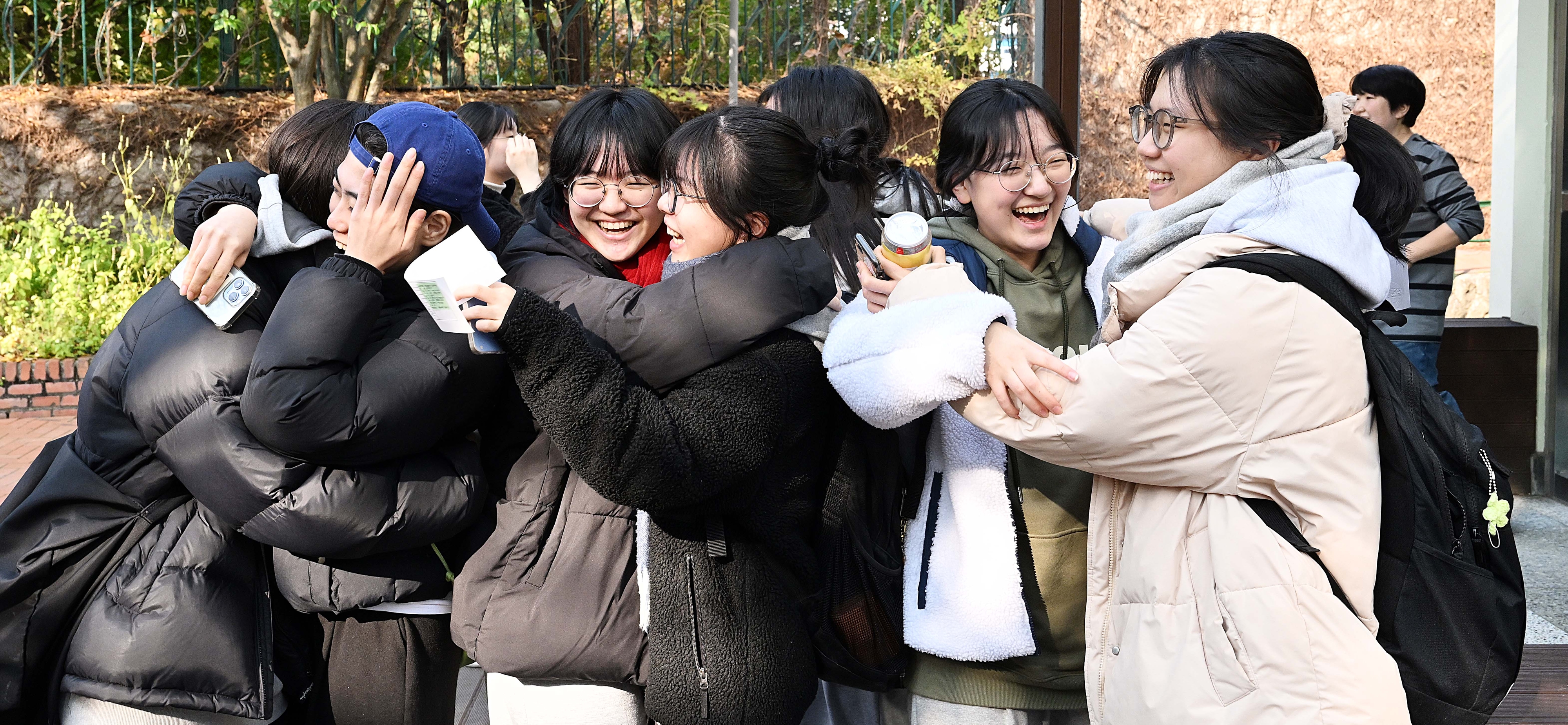 2024학년도 대학수학능력시험을 하루 앞둔 15일 서울 중구 이화여자고등학교에서 수험생들이 서로를 응원하고 있다. 2023.11.15 오장환 기자