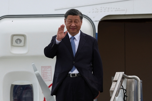 시진핑 중국 국가주석이 14일(현지시간) 아시아태평양경제협력체(APEC) 정상회의 참석차 미국 샌프란시스코 공항에 도착해 손을 흔들고 있다.  샌프란시스코 로이터 연합뉴스