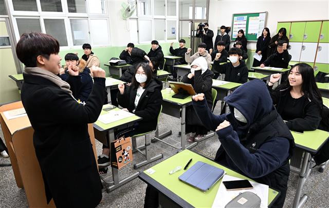 2024학년도 대학수학능력시험을 하루 앞둔 15일 오전 서울 영등포구 영신고등학교에서 3학년 학생들이 응원의 파이팅을 외치고 있다. 2023.11.15 사진공동취재단