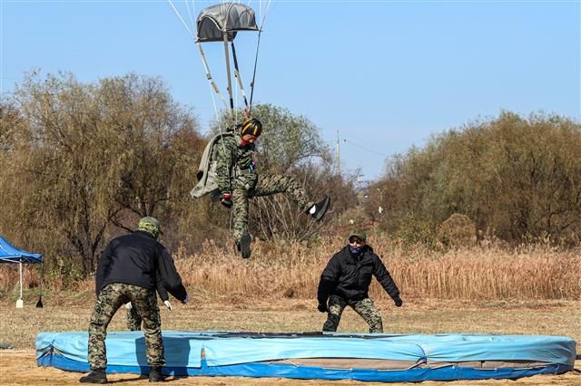 육군특수전사령부는 지난 4일 개회식을 시작으로 오는 17일까지 경기도 하남시 특전사 고공훈련장에서 ‘특수전사령관배 고공강하 경연대회’를 하고 있다고 15일 밝혔다. ‘정밀강하’에 도전한 특전요원이 목표점에 정확히 착지하기 위해 혼신을 다하고 있다. 2023.11.15 육군 제공