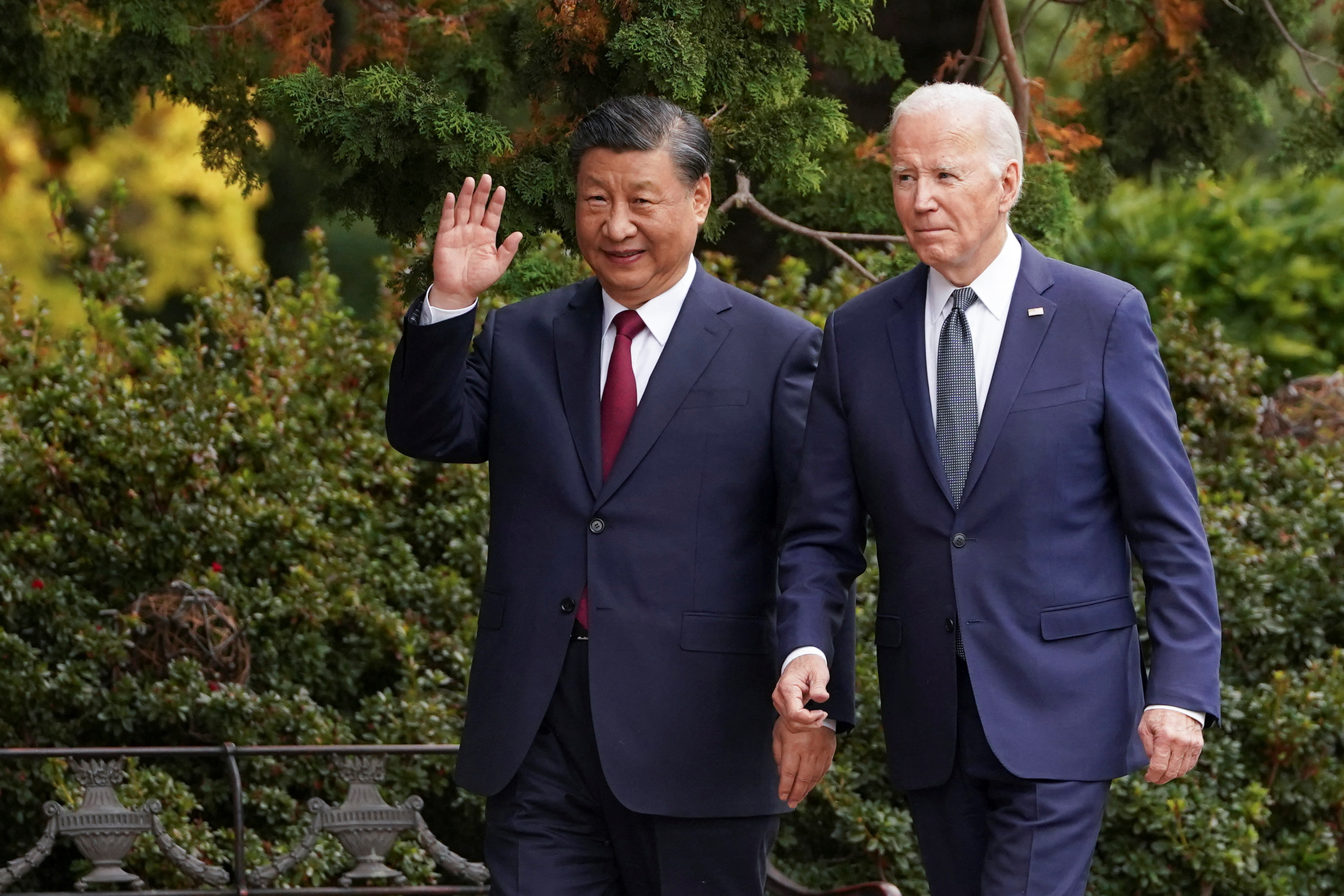 조 바이든 미국 대통령과 시진핑 중국 국가주석이 15일(현지시간) 미국 캘리포니아주 샌프란시스코 인근 우드사이드의 파이롤리 에스테이트에서 확대정상회담 후 산책하고 있다. 2023.11.15 로이터 연합뉴스