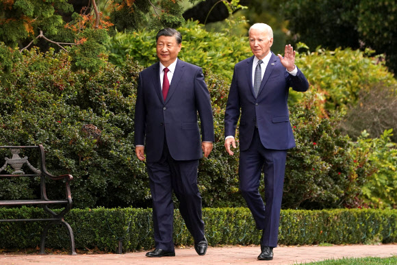 조 바이든(오른쪽) 미국 대통령과 시진핑 중국 국가주석이 15일(현지시간) 아시아태평양경제협력체(APEC) 정상회의 개최지인 미 샌프란시스코에서 양국 정상회담을 갖기 전 산책을 하고 있다. 샌프란시스코 로이터 연합뉴스