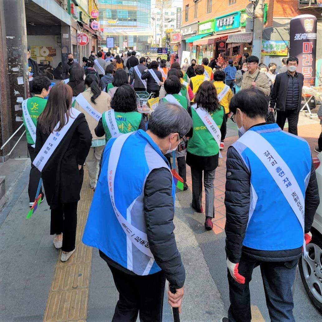 영등포구 관계자들이 대림동 외국인 밀집지역에서 금연캠페인을 펼치고 있는 모습. 영등포구 제공