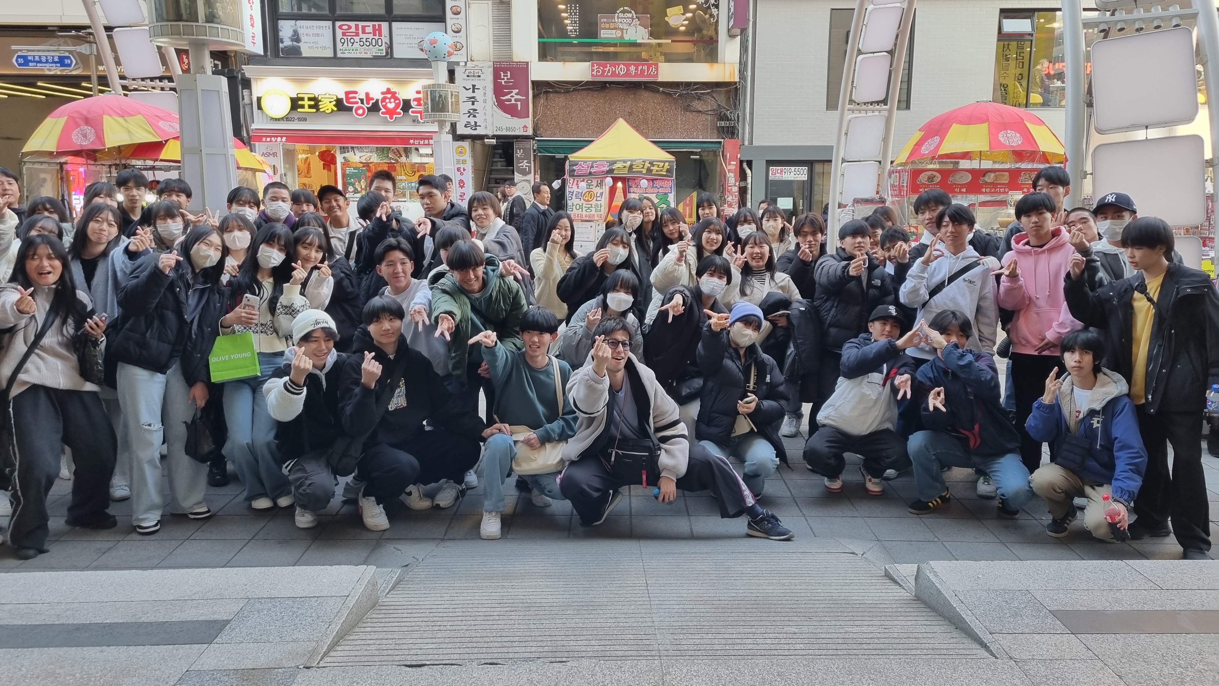 오미쿄다이샤고 학생들이 BIFF광장에서 단체사진을 촬영하고 있다. 한국관광공사 제공.