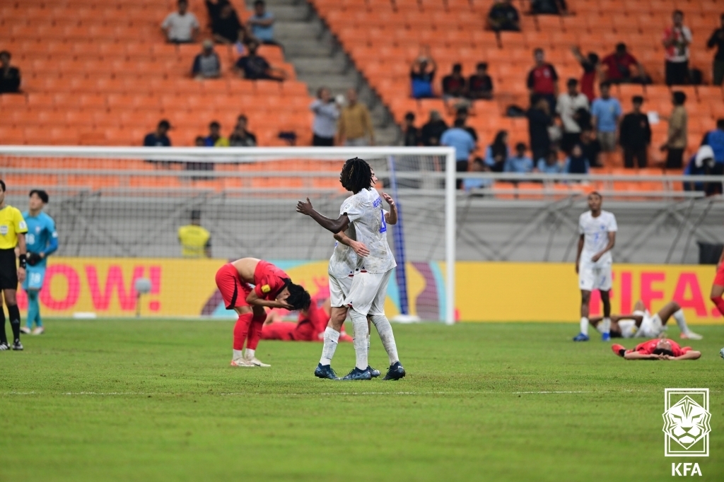 15일 인도네시아 자카르타 인터내셔널 스타디움에서 열린 2023 U17 월드컵 조별리그 E조 2차전 한국과 프랑스의 경기에서 0-1로 패배한 한국 선수들이 아쉬워하고 있다. 대한축구협회 제공