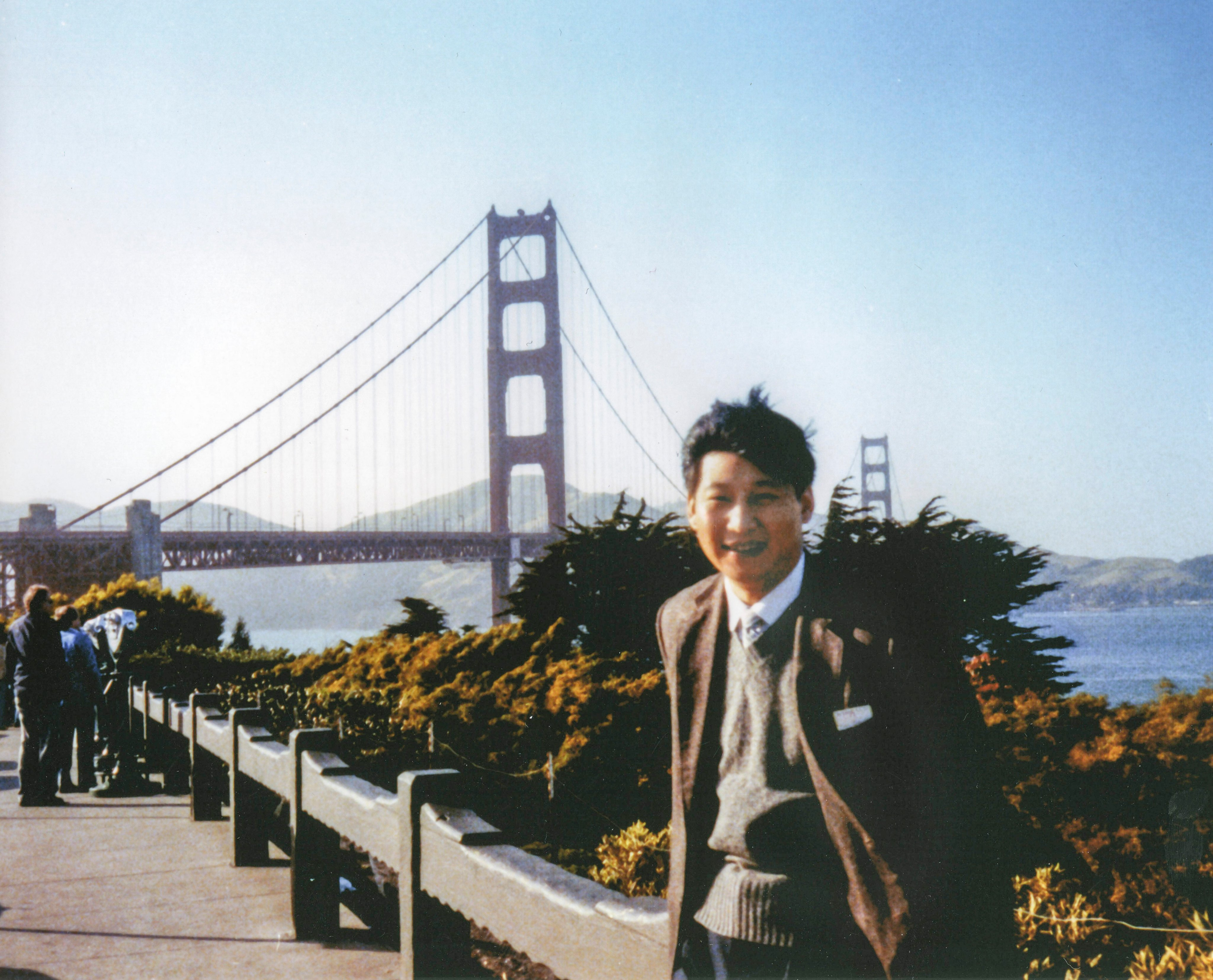 시진핑 중국 국가주석이 1985년 미국 샌프란시스코의 명소 금문교에서 찍은 사진. 엑스 캡처