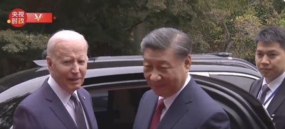 15일 정상회담을 끝내고 떠나는 시진핑(오른쪽) 중국 국가주석의 전용차 앞에서 조 바이든 미국 대통령이 그를 배웅하고 있다. 엑스 캡처