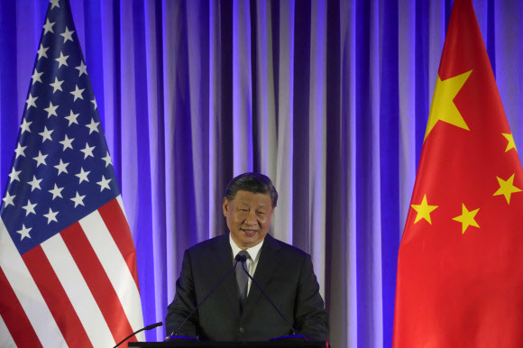 시진핑 중국 국가주석이 15일(현지시간) 미국 샌프란시스코에서 아시아태평양경제협력체(APEC) 정상회의를 계기로 열린 미국 기업인과의 만찬에서 연설을 하고 있다. 샌프란시스코 AP 연합뉴스