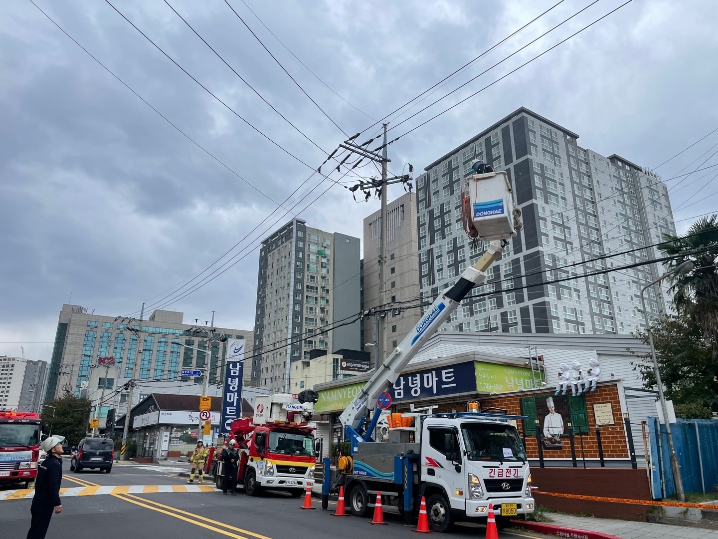 16일 수능시험을 치르는 제주시 남녕고등학교 인근 전신주 개폐장치에 문제가 발생해 복구작업을 하고 있다. 제주도소방안전본부 제공