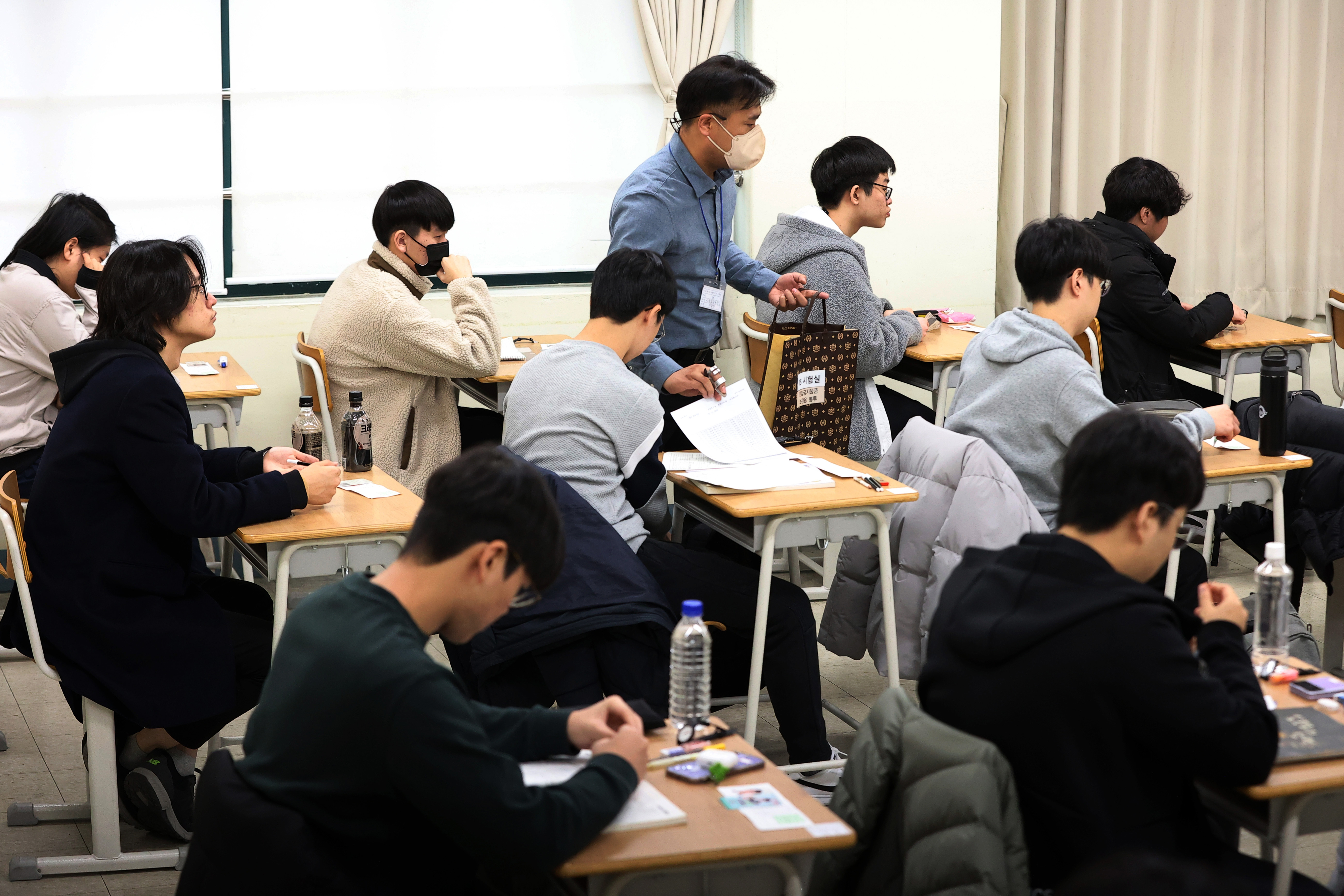 2024학년도 대학수학능력시험이 치러진 16일 서울 용산고등학교에서 수험생들이 시험을 준비하고 있다.  사진공동취재단