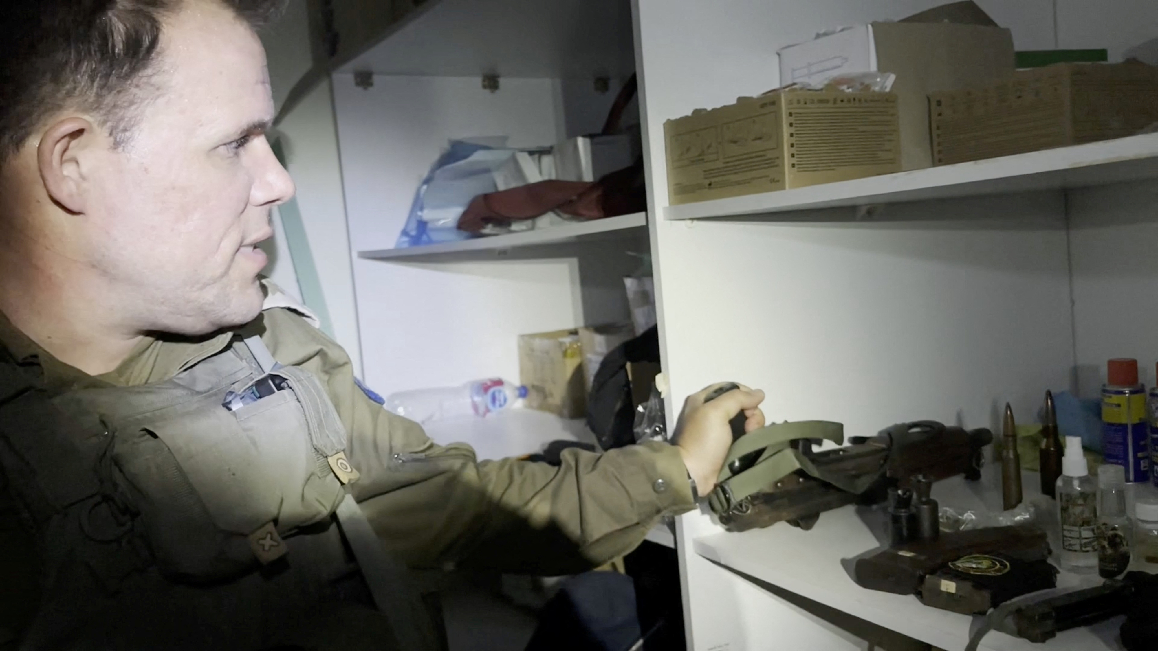 알시파 병원서 발견한 무기 보여주는 이스라엘군