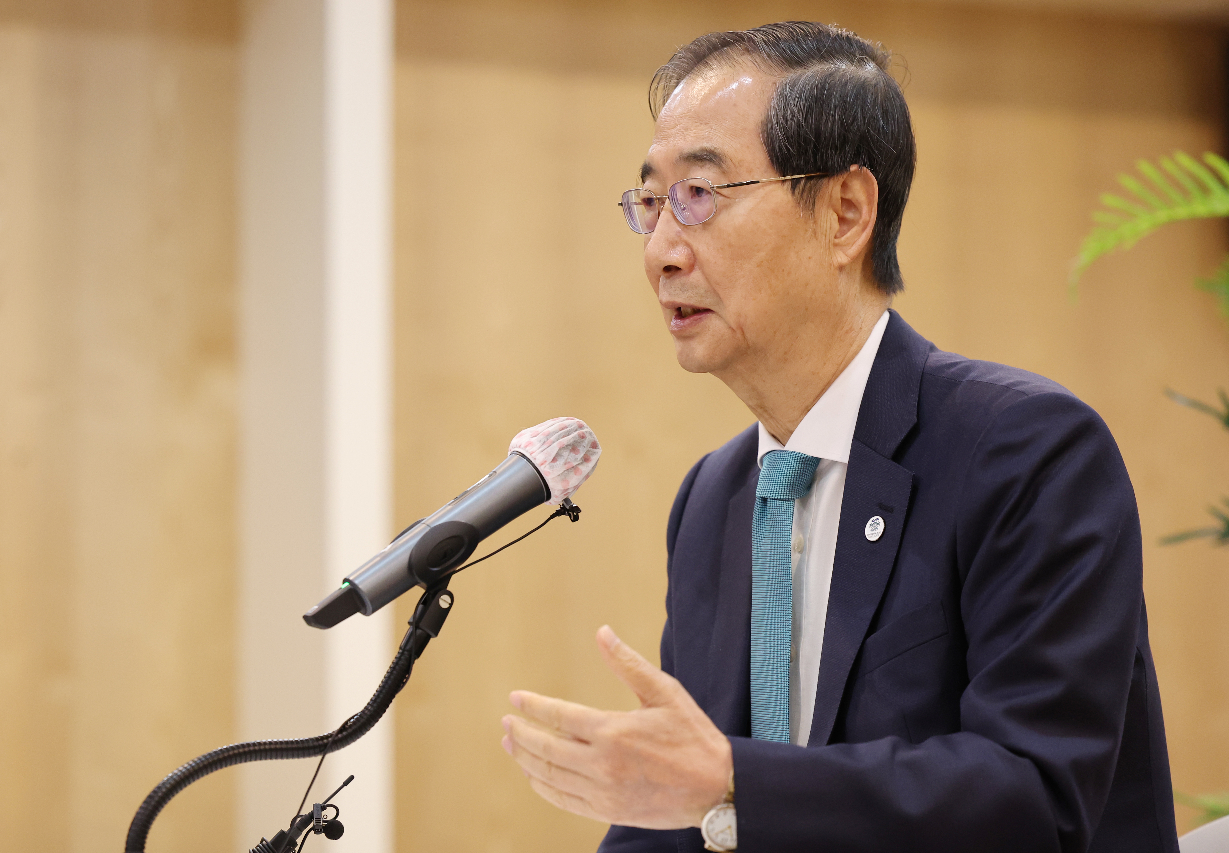 한덕수 국무총리가 16일 서울 종로구 정부서울청사 별관에서 현안 관련 출입기자단 백브리핑을 하고 있다. 뉴시스