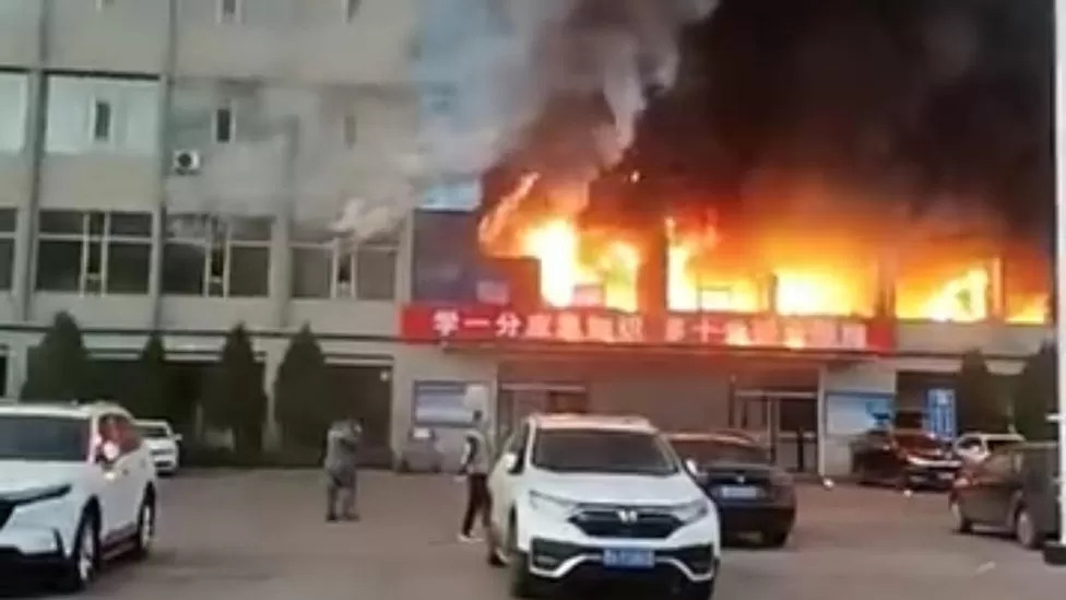 중국 샨시성 뤼량시의 융쥐 석탄공업 건물에서 16일 큰 불이 일어나 집어삼킬 듯 타오르고 있다. 이날 화재로 26명이 숨지고 63명이 다쳤다. 소셜미디어 웨이보 캡처