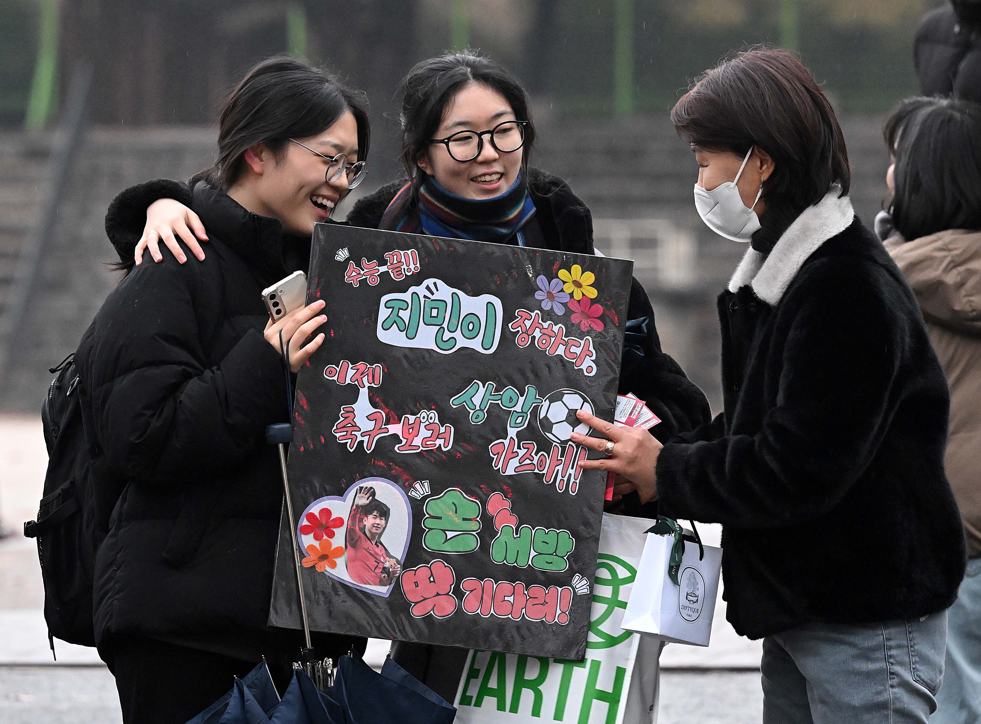 2024학년도 대학수학능력시험일인 16일 서울 이화여자외국어고등학교에서 수험생 학부모가 수능을 마친 자신의 딸과 친구를 격려하고 있다. 오장환 기자