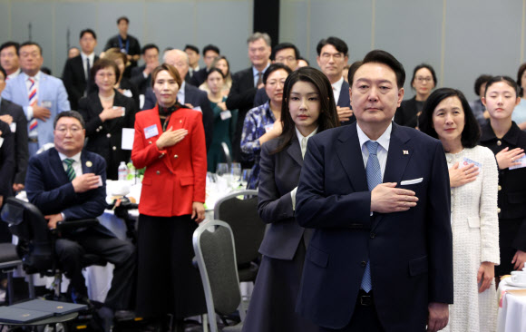 (APEC) 정상회의 참석차 미국을 방문 중인 윤석열 대통령과 부인 김건희 여사가 15일(현지시간) 샌프란시스코 시내 한 호텔에서 열린 동포 초청 오찬 간담회에서 국기에 대한 경례를 하고 있다. 2023.11.16 뉴시스