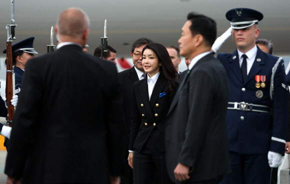 (APEC) 정상회의에 참석하는 윤석열 대통령의 부인 김건희 여사가 15일(현지시간) 미국 샌프란시스코 국제공항에 도착해 차량으로 향하고 있다. 2023.11.16 뉴시스