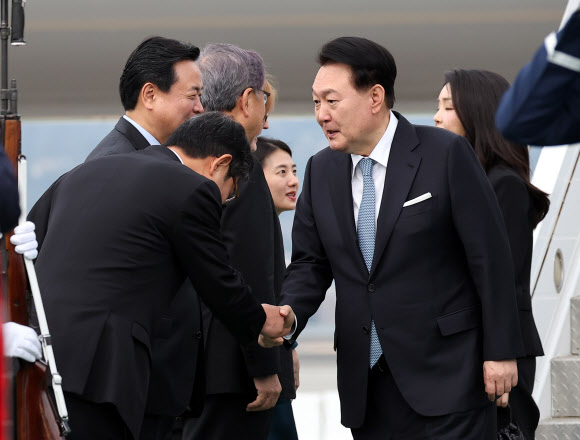 샌프란시스코 도착한 윤석열 대통령 내외