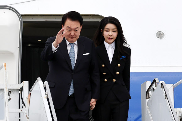 윤석열 대통령 내외, APEC 정상회의 참석 위해 샌프란시스코 도착