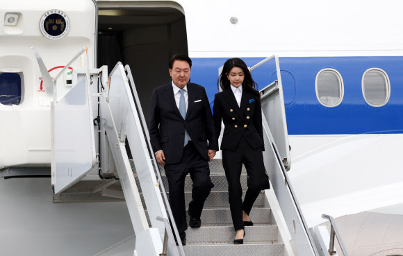 APEC 정상회의에 참석차 미국을 방문한 윤석열 대통령과 부인 김건희 여사가 15일(현지시간) 샌프란시스코 국제공항에 도착해 공군 1호기에서 내리고 있다. 2023.11.16 뉴시스