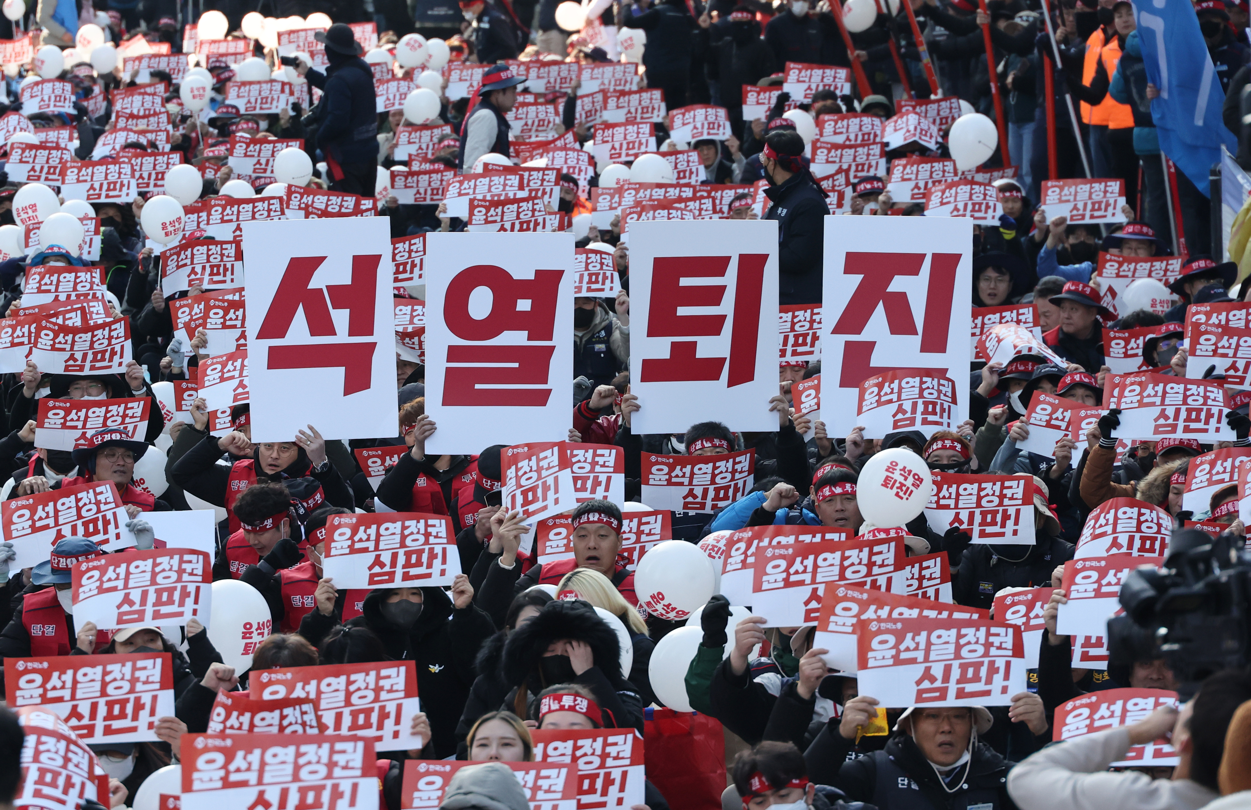 지난 11월 11일 서울 여의도 여의대로에서 한국노총 조합원들이 전국노동자대회를 열고 구호를 외치고 있다. 연합뉴스