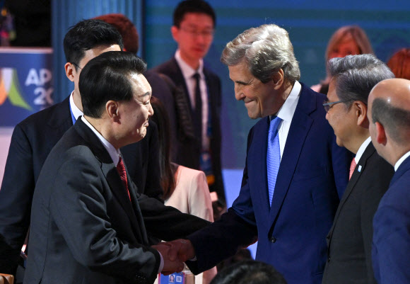 윤석열 대통령, 존 케리 미국 기후변화 특사와 인사