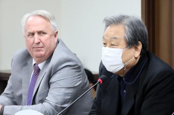 혁신위 회의 참석한 김무성 전 대표