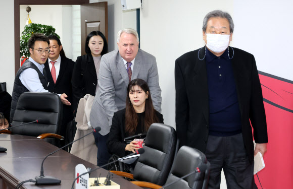 김무성 전 대표와 함께 회의 참석하는 인요한 혁신위원장