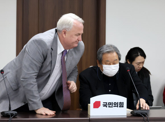 마이크 확인하는 인요한 혁신위원장