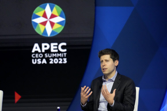 17일(현지시간) 오픈AI 최고경영자(CEO)에서 전격 해임된 샘 올트먼이 전날 미국 샌프란시스코에서 열린 아시아태평양경제협력체(APEC) CEO 서밋에 참여해 발언하고 있다. AP 자료사진 연합뉴스