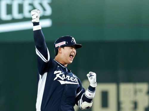 한국 야구 국가대표 노시환이 19일 일본 도쿄돔에서 열린 2023  아시아프로야구챔피언십(APBC) 일본과의 결승전에서 2타점 적시타를 치고 기뻐하고 있다. 도쿄 연합뉴스