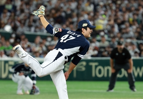 한국 야구 국가대표 곽빈이 19일 일본 도쿄돔에서 열린 2023  아시아프로야구챔피언십(APBC) 일본과의 결승전에서 공을 던지고 있다. 도쿄 연합뉴스