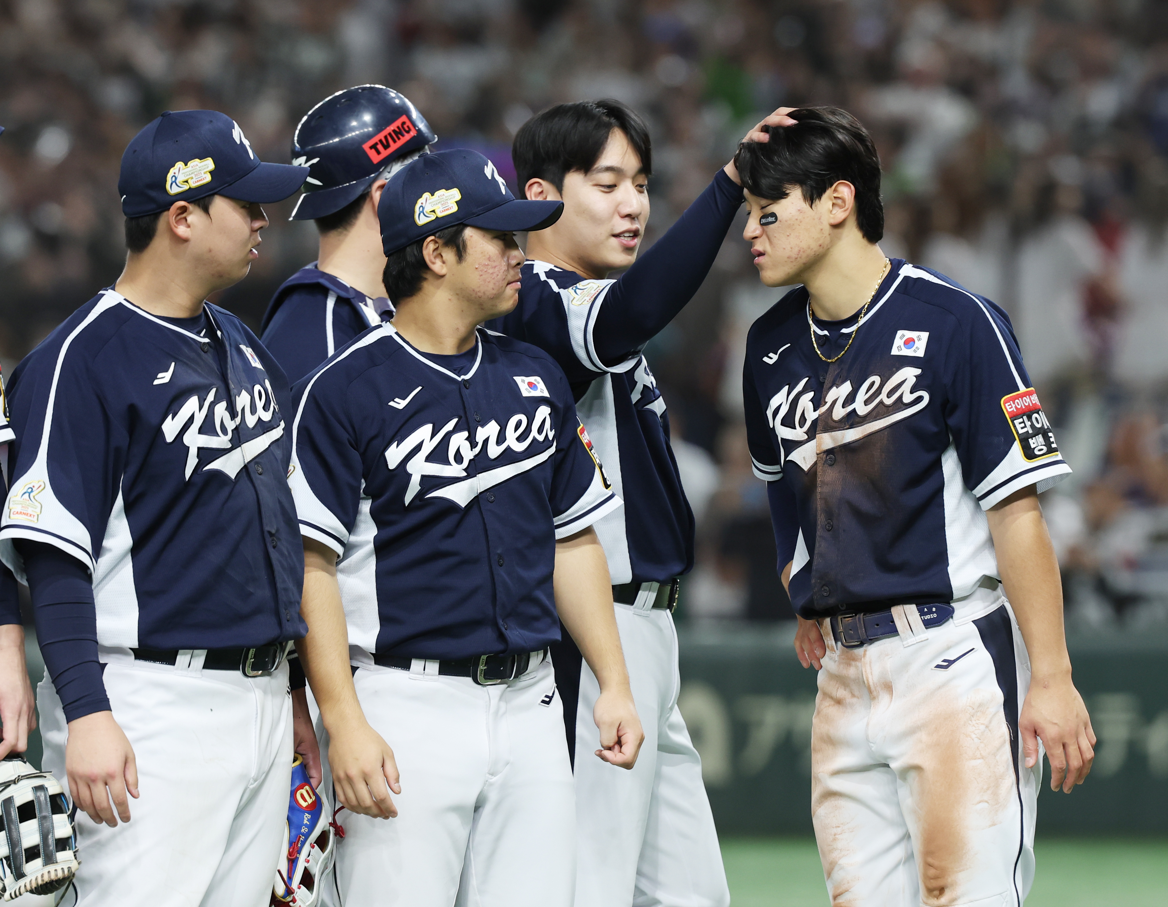 한국 야구대표팀 선수들이 19일 일본 도쿄돔에서 열린 2023 아시아프로야구챔피언십(APBC) 일본과의 결승전에서 연장 승부 끝에 패한 뒤 서로를 격려하며 아쉬워하고 있다. 한국은 9회말까지 2-2 동점으로 승부를 가르지 못해 돌입한 10회초 승부치기에서 1점을 뽑았으나 10회말에 2점을 내줘 3-4로 졌다. 도쿄 뉴스1