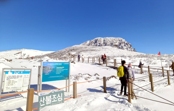 19일 제주 한라산 정상부 등 고지대에 하얗게 눈이 쌓여 있다. 한라산에는 지난 16일 오후부터 18일 오전까지 대설특보가 발효됐었다. 2023.11.19  연합뉴스
