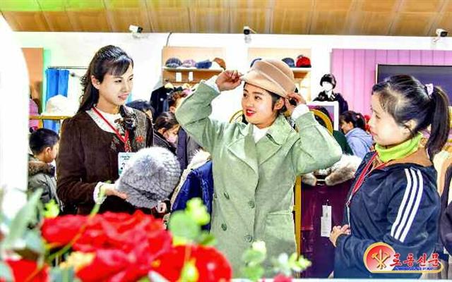 북한 노동당 기관지 노동신문은 19일 “지난 9일 개막한 ‘가을철피복전시회-2023’이 연일 성황리에 진행되고 있다”면서 전시를 소개했다. 신문은 “더 눈부시고 아름다워질 옷차림 문화의 발전 면모를 보여 주고 있는 이번 전시회는 우리의 생활에 보다 활기찬 약동을 더해 주고 있다”라고 전했다.  평양 노동신문·뉴스1