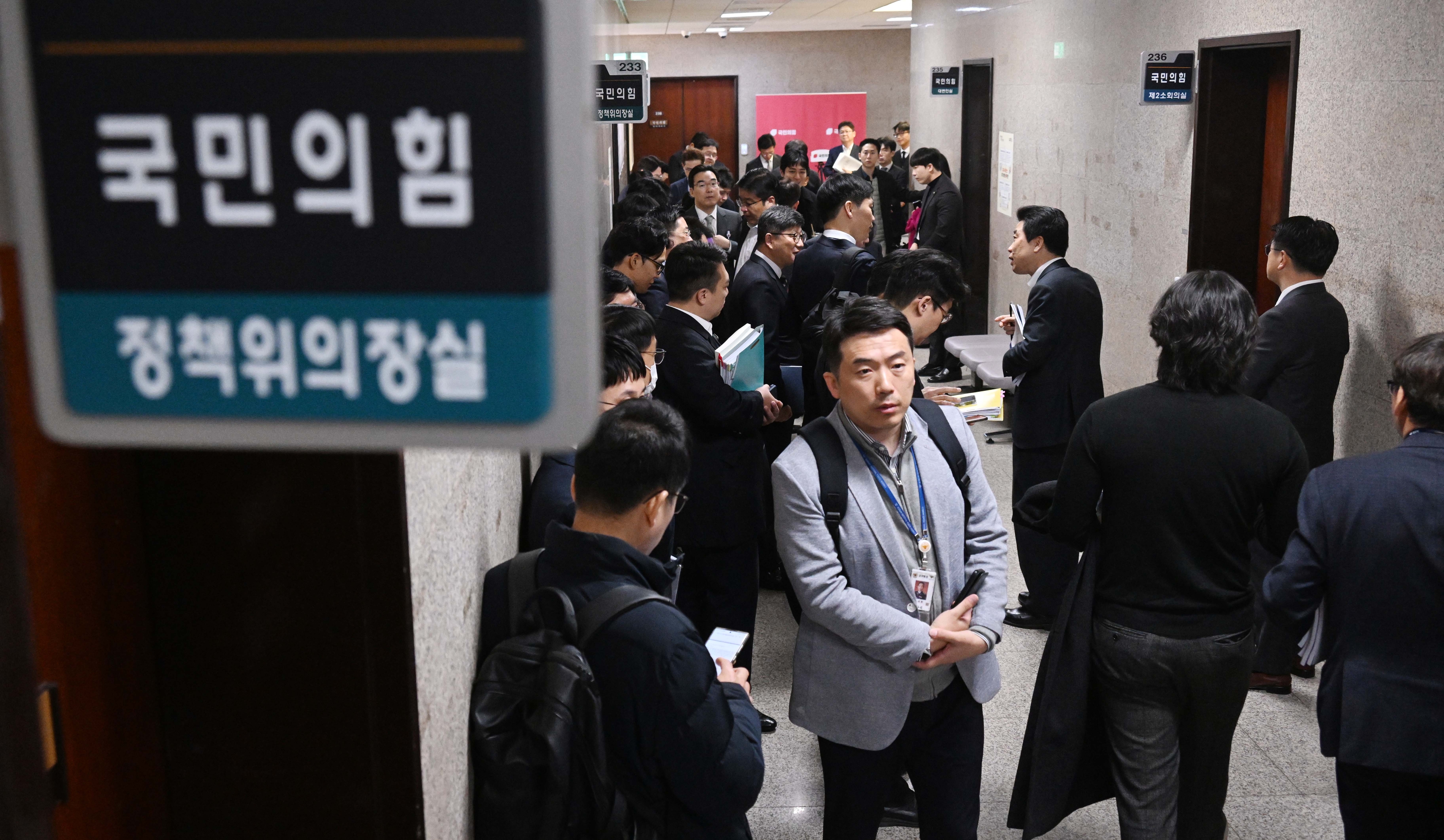 13일 오전 서울 여의도 국회에서 각 부처 공무원들이 예산 심사와 관련해 국민의힘 정책위의장실 앞에 모여 있다. 2023.11.13안주영 전문기자