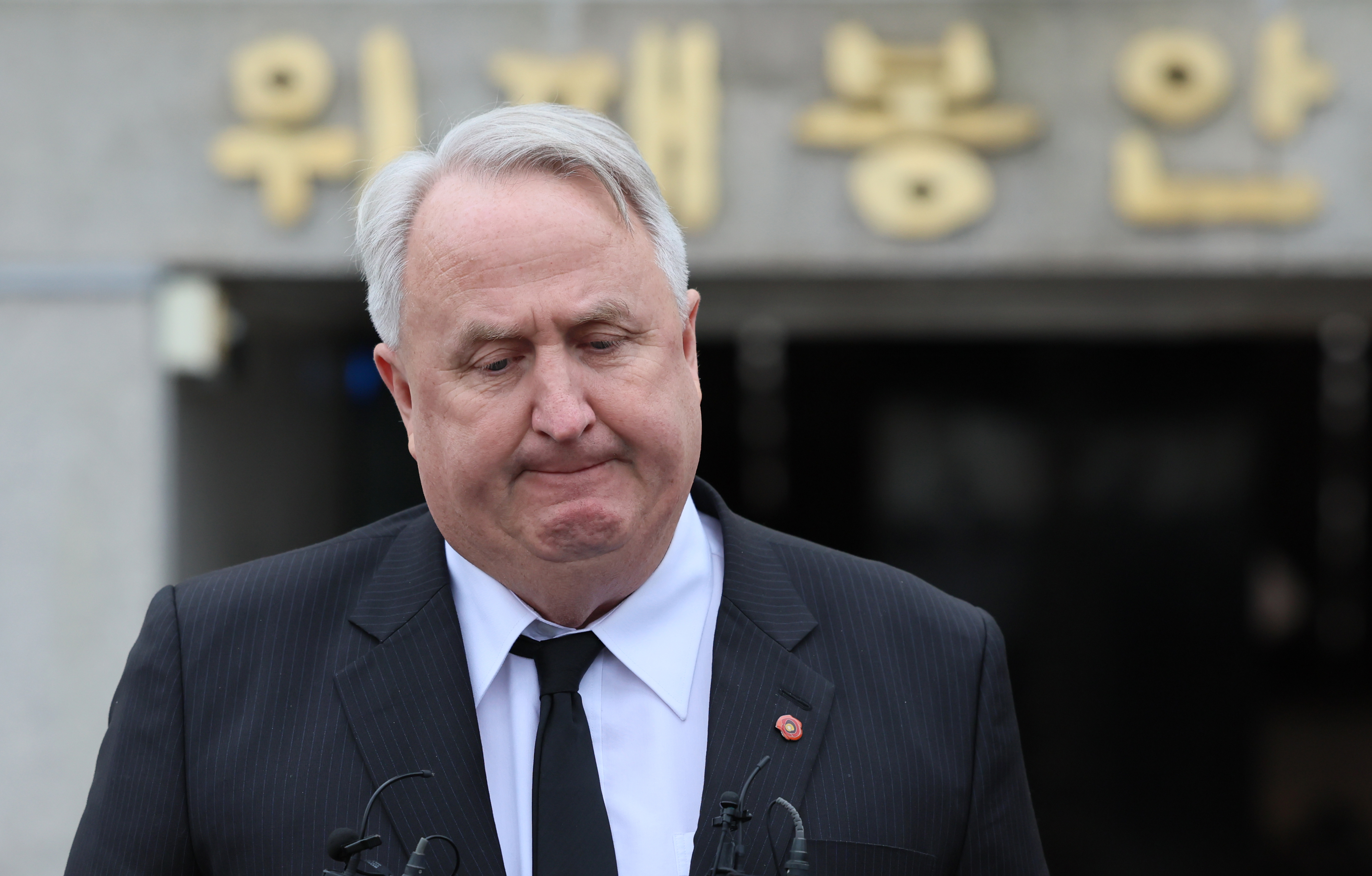 질의응답하는 인요한 혁신위원장  국민의힘 인요한 혁신위원장이 14일 오전 제주시 봉개동 4·3평화공원을 찾아 참배한 뒤 취재진과 질의응답하고 있다. 2023.11.14