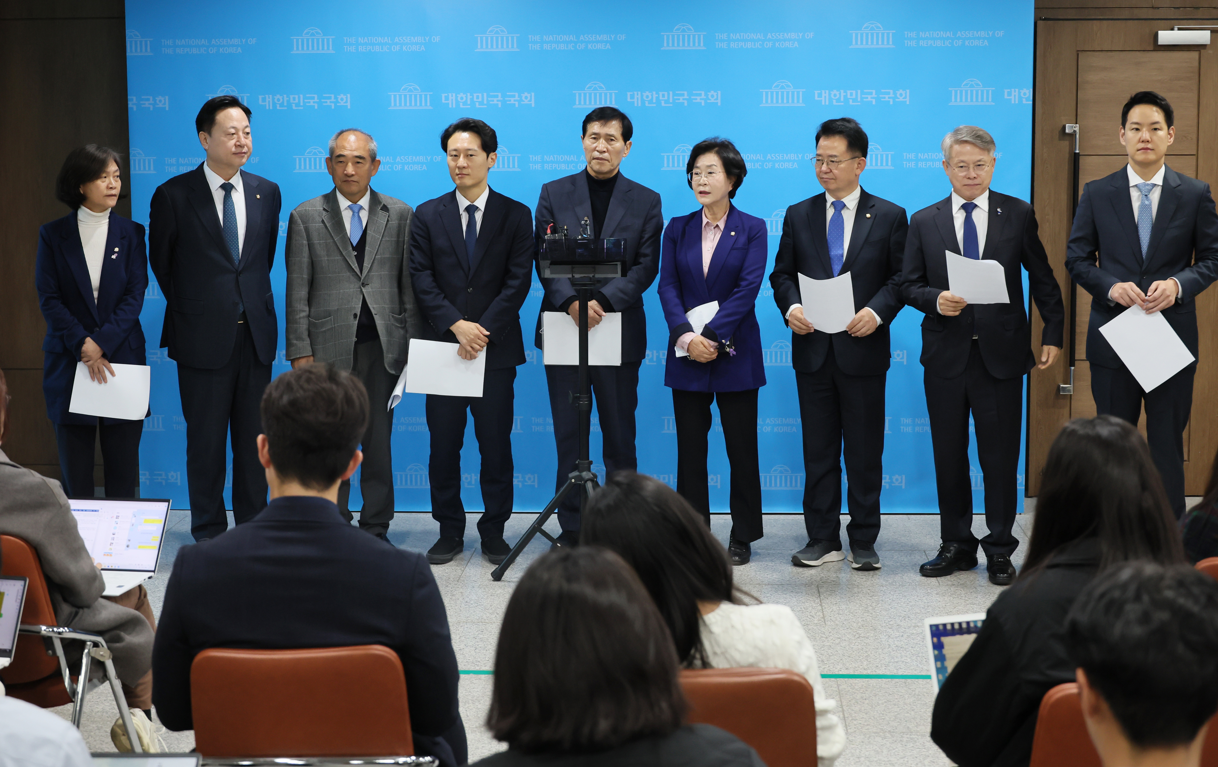 ‘위성정당 방지법’ 민주당 당론 추진 촉구  더불어민주당 의원들이 15일 국회 소통관에서 기자회견을 열고 민주당의 ‘위성정당 방지법’ 당론 추진을 촉구한 뒤 취재진의 질문에 답하고 있다. 왼쪽부터 강민정, 김두관, 윤준병, 이탄희, 이학영, 김상희, 이용빈, 민형배, 김한규. 2023.11.15연합뉴스