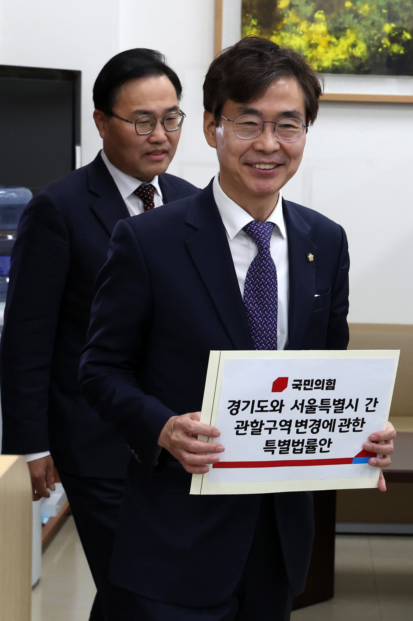 조경태 국민의힘 뉴시티 프로젝트 특별위원회 위원장이 16일 오후 서울 여의도 국회 의안과에서 경기도와 서울특별시 간 관할구역 변경에 관한 특별법률안을 접수하고 있다. 2023.11.16안주영 전문기자
