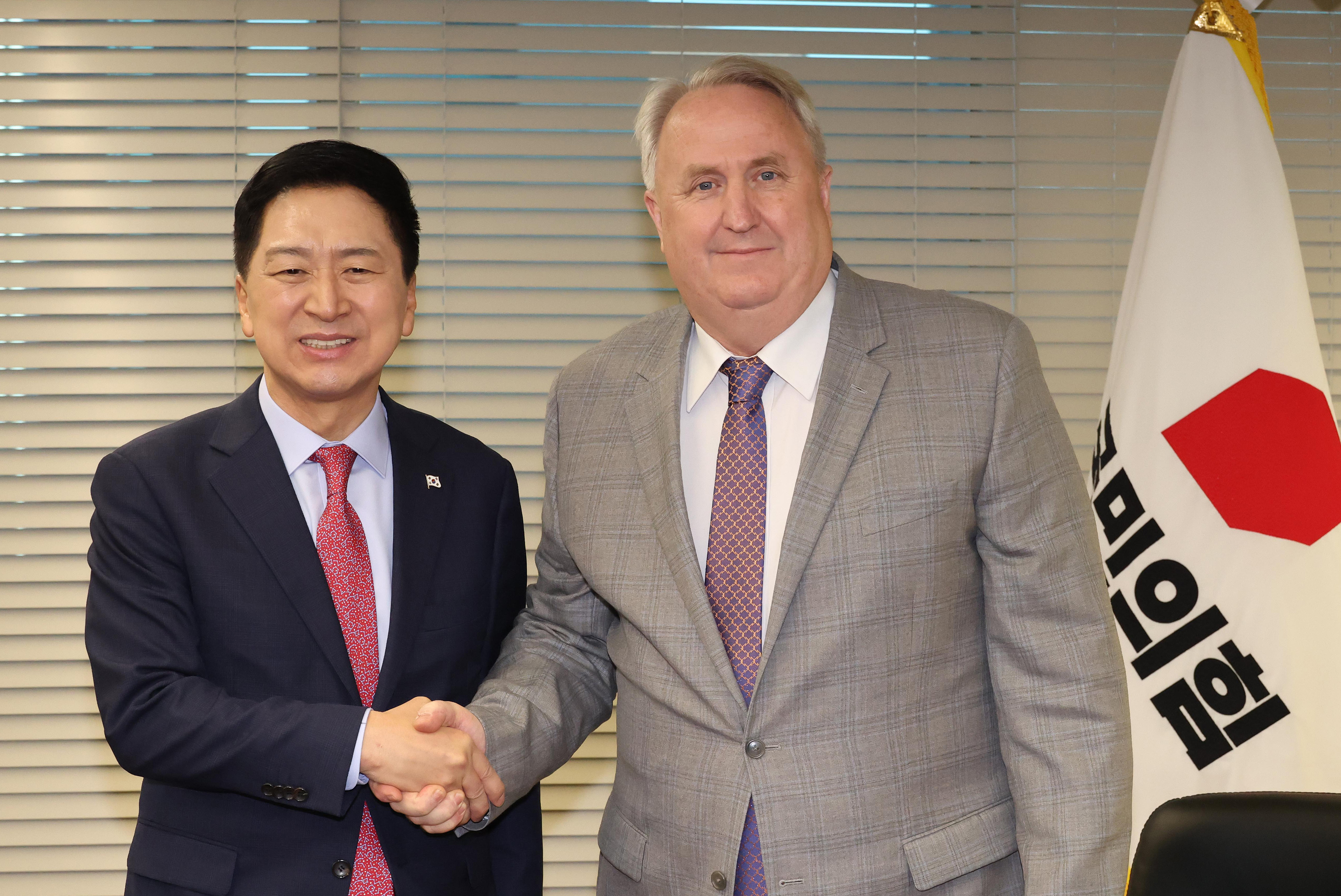 김기현·인요한 ‘긴급 회동’  김기현 국민의힘 대표와 인요한 혁신위원장이 17일 서울 여의도 당사에서 면담을 하고 있다. (공동취재) 2023.11.17/뉴스1