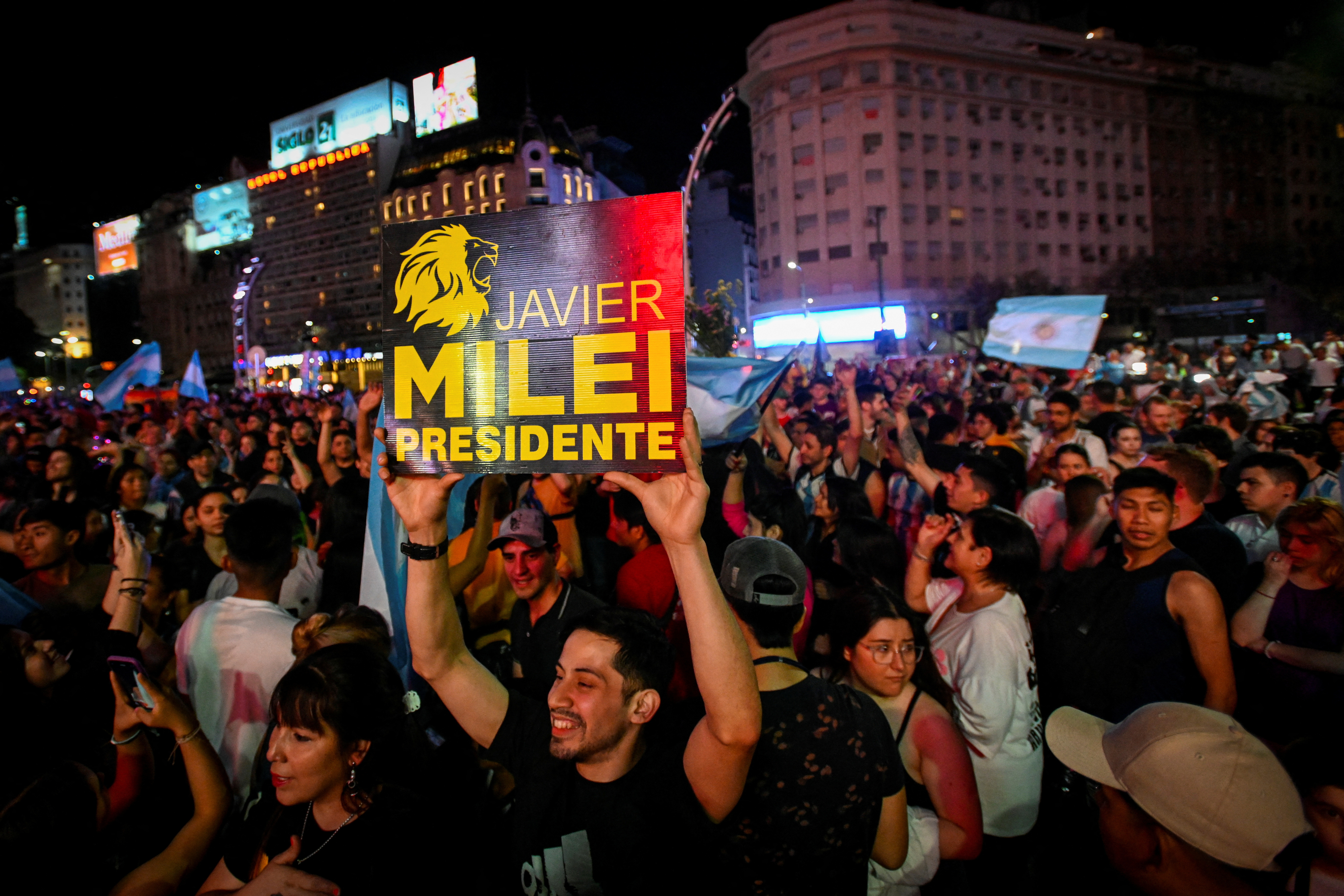 19일(현지시간) 아르헨티나 대선 후보 하비에르 밀레이(53·자유전진당)가 이날 대선 결선투표에서 승리한 후 지지자이 환호하고 있다. 2023.11.19. 로이터 연합뉴스