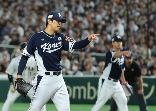 한국 야구 대표팀 이의리가 17일 일본 도쿄돔에서 열린 아시아프로야구챔피언십(APBC) 예선 2차전 일본과의 경기에서 마운드에 올라 경기를 치르고 있다. 도쿄 연합뉴스